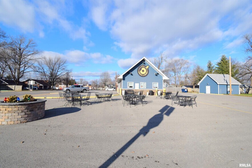 More Photos Of 102 N Park St, Sesser Restaurant For Sale