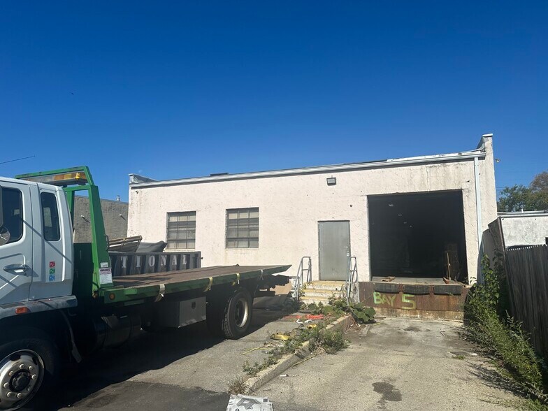 More Photos Of 578 Oak St, Copiague Service For Lease