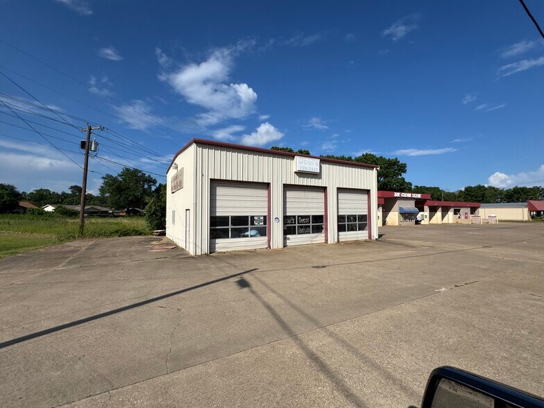 More Photos Of 1900 Crockett Rd, Palestine Storefront For Sale