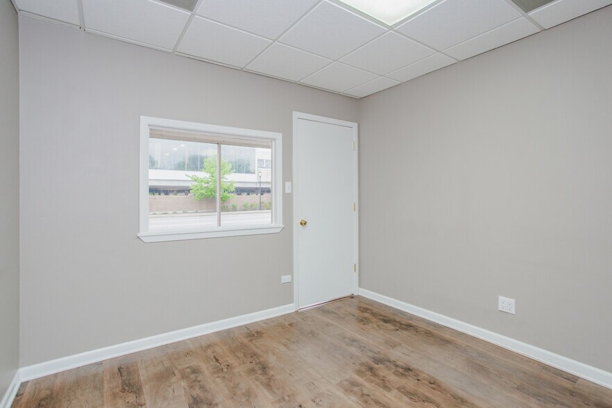 More Photos Of 831 W Touhy Ave, Park Ridge Storefront For Lease