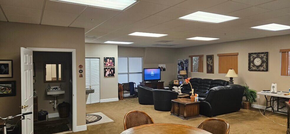 More Photos Of 10101 Lantana Rd, Wellington Showroom For Lease
