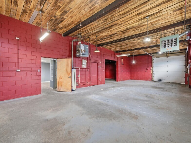 More Photos Of 828 W 14 Mile Rd, Clawson Warehouse For Lease