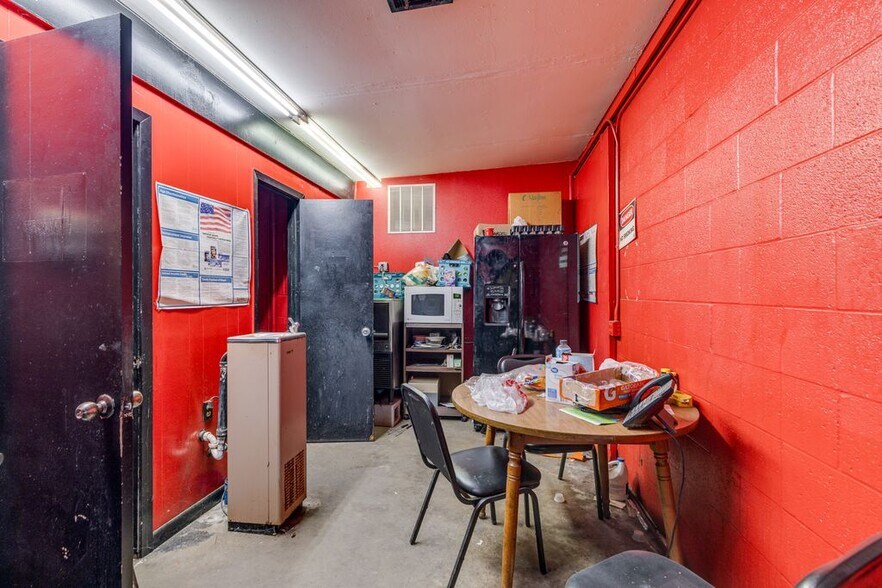 More Photos Of 1914 Cypress St, West Monroe Service For Sale