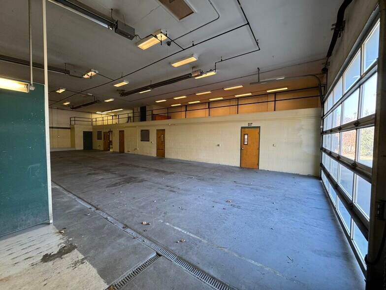 More Photos Of 1212 Battleground Ave, Greensboro Freestanding For Lease