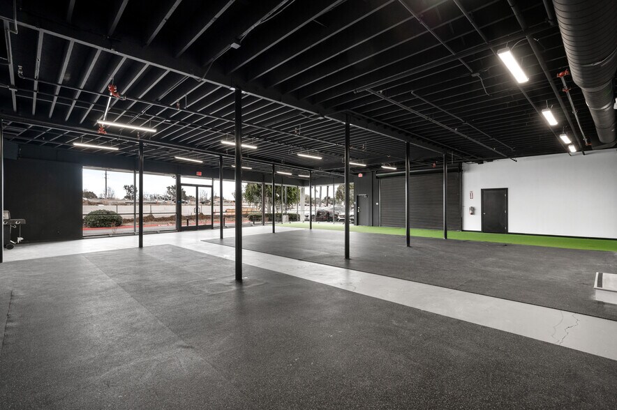More Photos Of 800 E Dyer Rd, Santa Ana Showroom For Lease