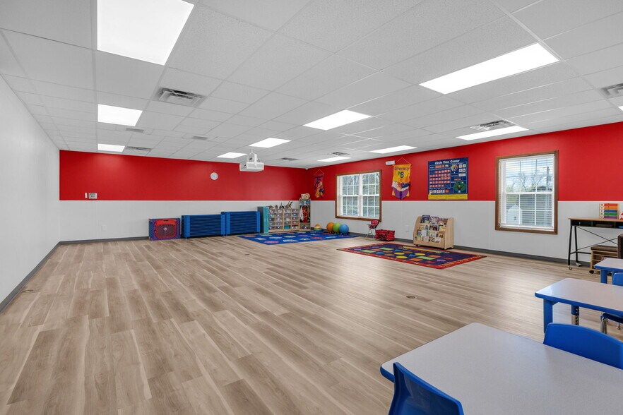 More Photos Of 10455-10499 N College Ave, Carmel Office For Sale