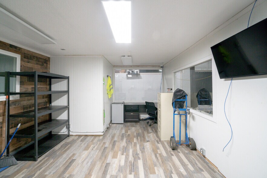 More Photos Of 13501 S Main St, Los Angeles Warehouse For Lease