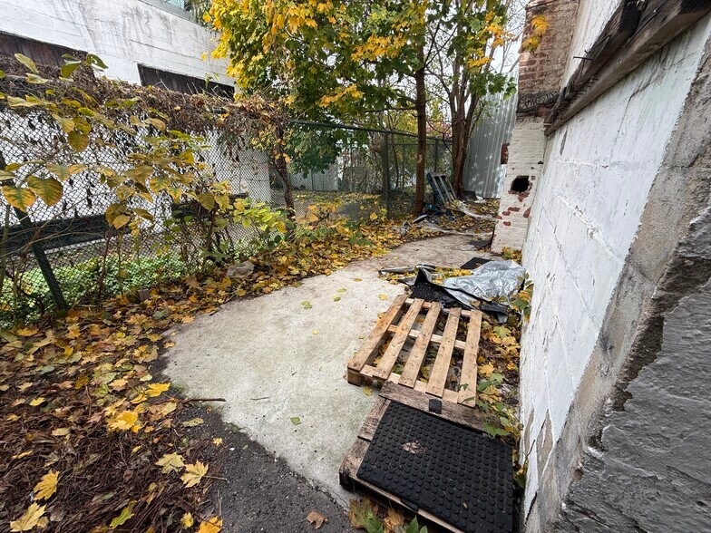 More Photos Of 116 Campbell Ave, Staten Island Warehouse For Lease