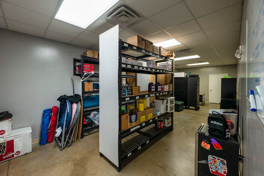 More Photos Of 21820 E Wallis Dr, Porter Warehouse For Lease
