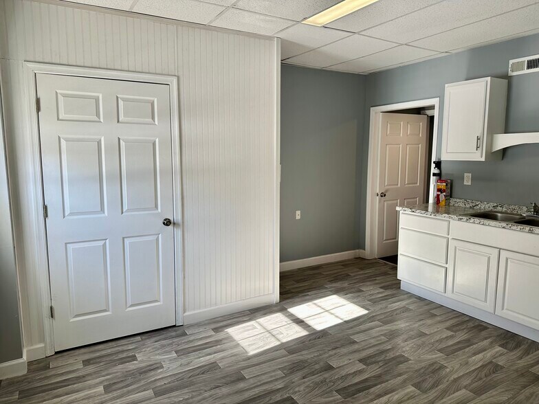 More Photos Of 80 Beauchamp Dr, Elkton Flex For Lease