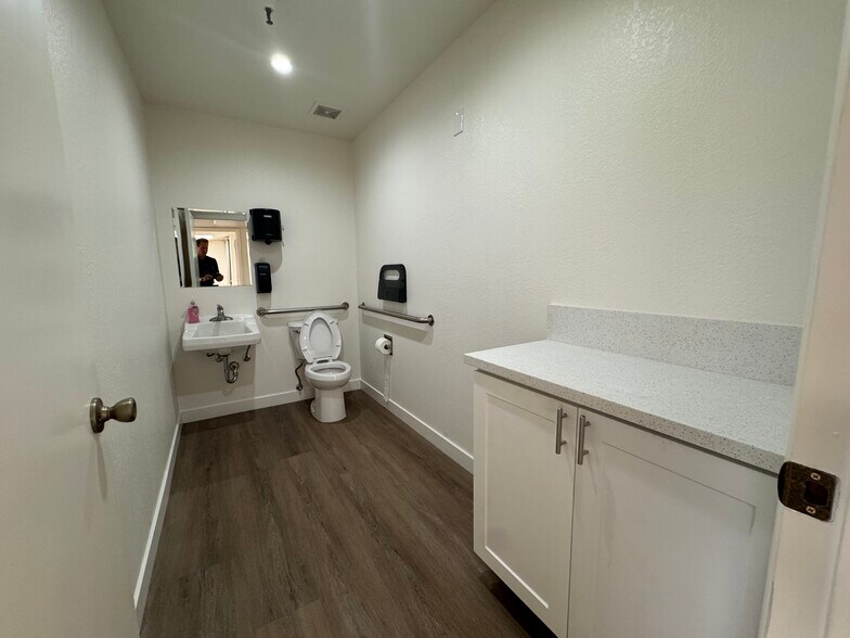 More Photos Of 5250 S 31st Pl, Phoenix Distribution For Lease