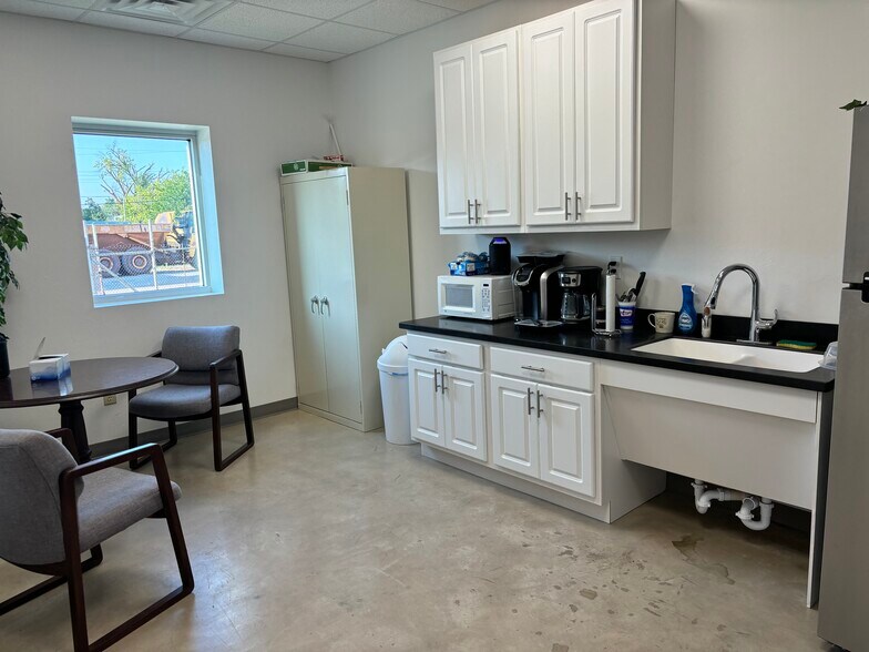 More Photos Of 320 NE 39th Ter, Oklahoma City Flex For Lease