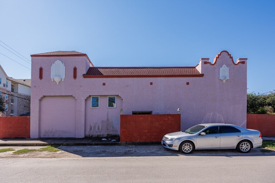More Photos Of 801 S Carancahua St, Corpus Christi Apartments For Sale
