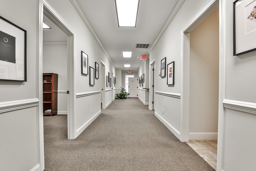More Photos Of 1905 Woodstock Rd, Roswell Office For Lease