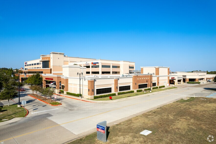 More Photos Of 500 W Main St, Lewisville Medical For Lease