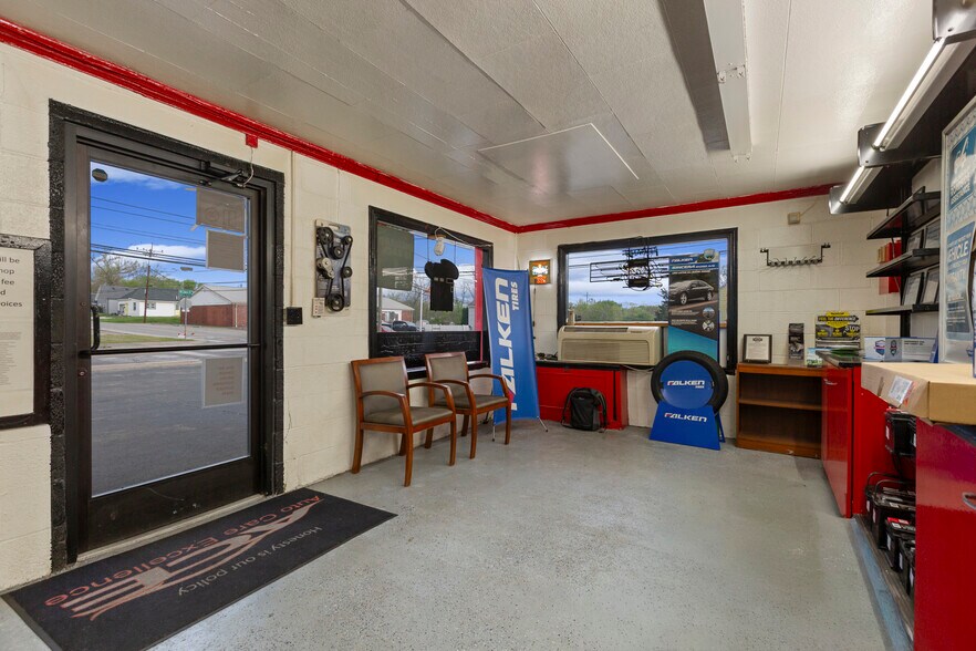 More Photos Of 833 W 7th St, New Albany Auto Repair For Sale