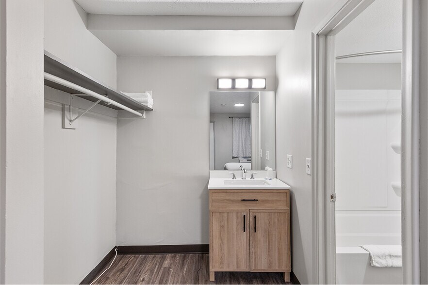 More Photos Of 26553 Magnolia Road, Underwood Hotel For Sale