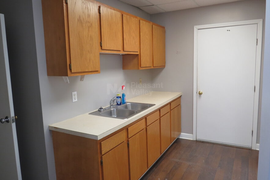 More Photos Of 675-685 High Grove Blvd, Akron Warehouse For Lease