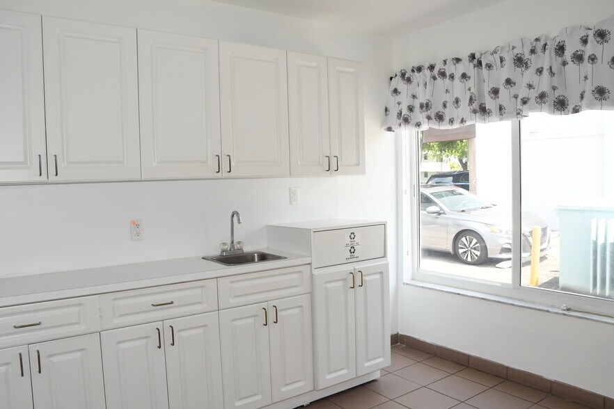 More Photos Of 1920 SW 22nd St, Miami Medical For Lease