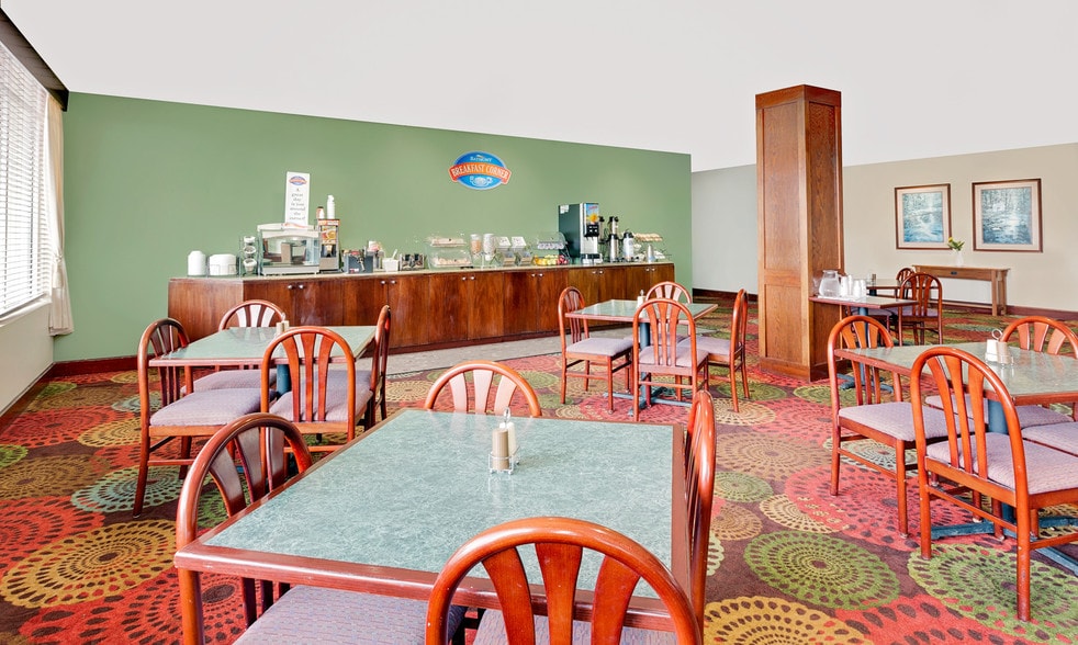 More Photos Of 325 Main St, Keokuk Hotel For Sale