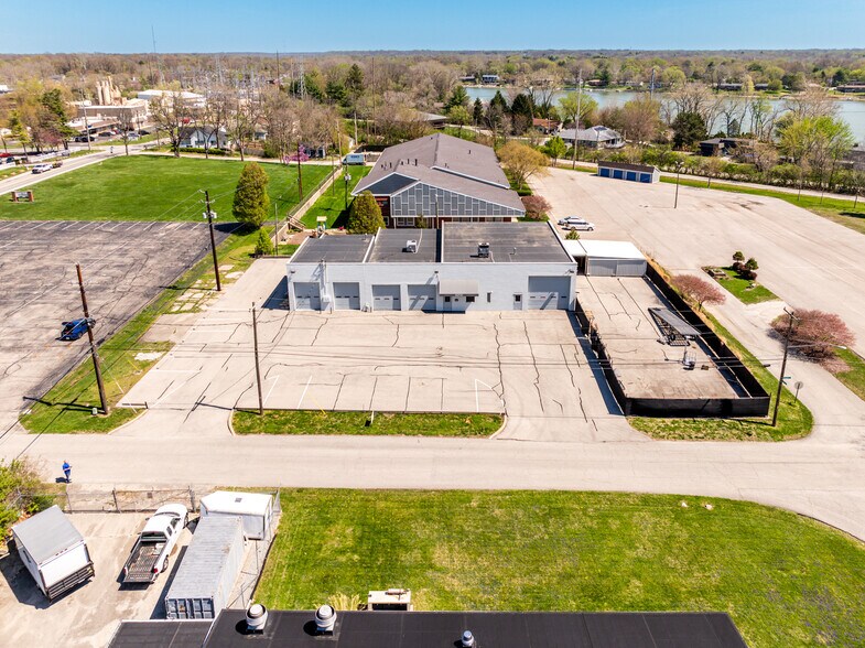 More Photos Of 5513 N Oxford St, Indianapolis Showroom For Lease