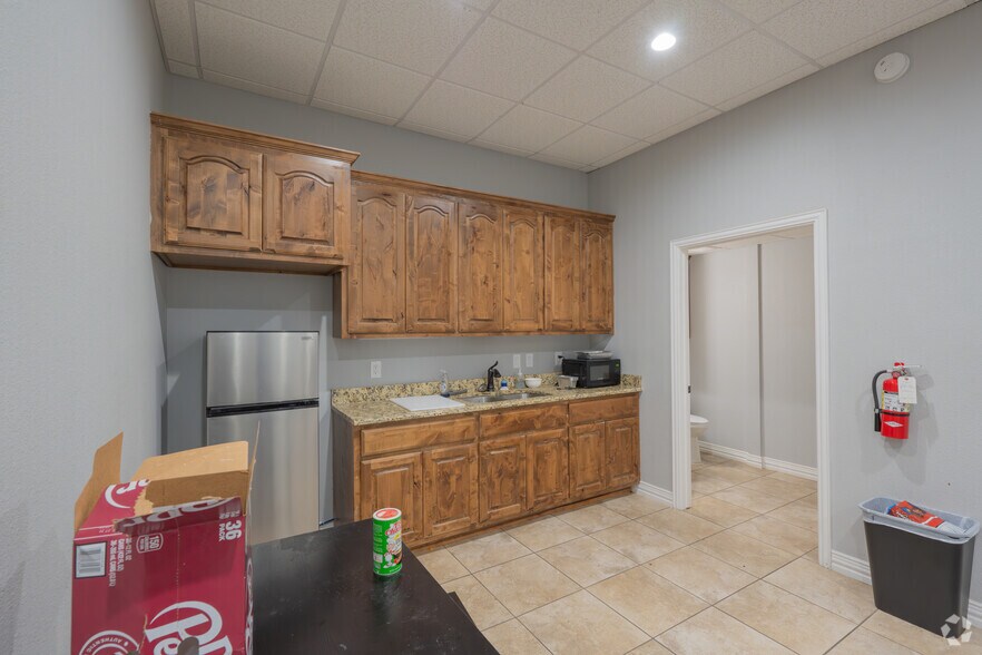More Photos Of 2910 Edith Ln, Haltom City Light Manufacturing For Sale