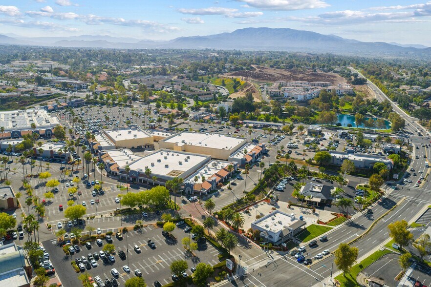 More Photos Of 27520 Ynez Rd, Temecula General Retail For Sale