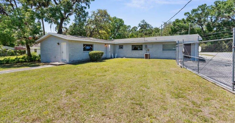 More Photos Of 1340 Howell Ave, Brooksville Office For Sale