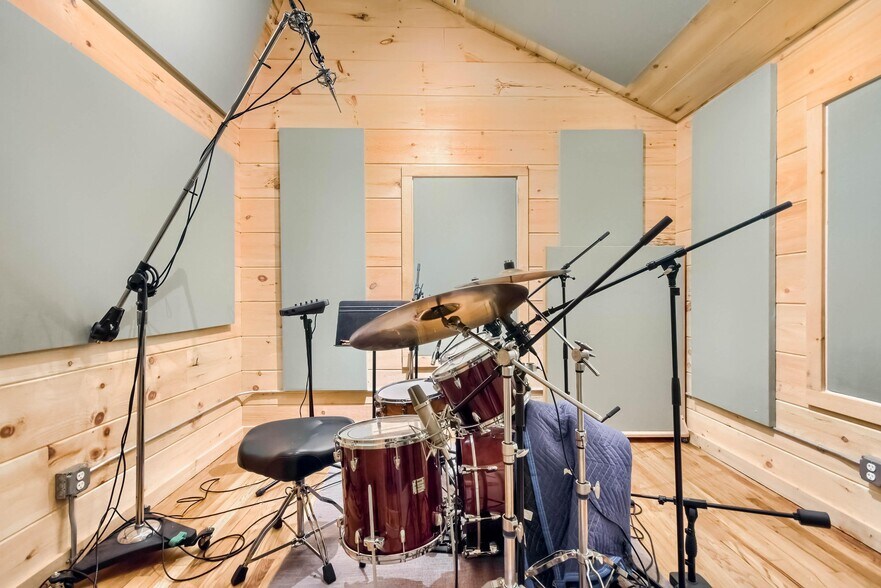 More Photos Of 1440 Woodmont Ln, Atlanta Loft Creative Space For Sale