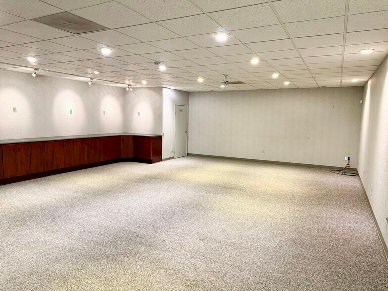 More Photos Of 7915-7919 Ajay Dr, Sun Valley Warehouse For Lease