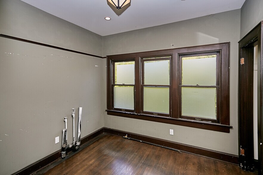 More Photos Of 658 S Bronson Ave, Los Angeles Office Residential For Sale