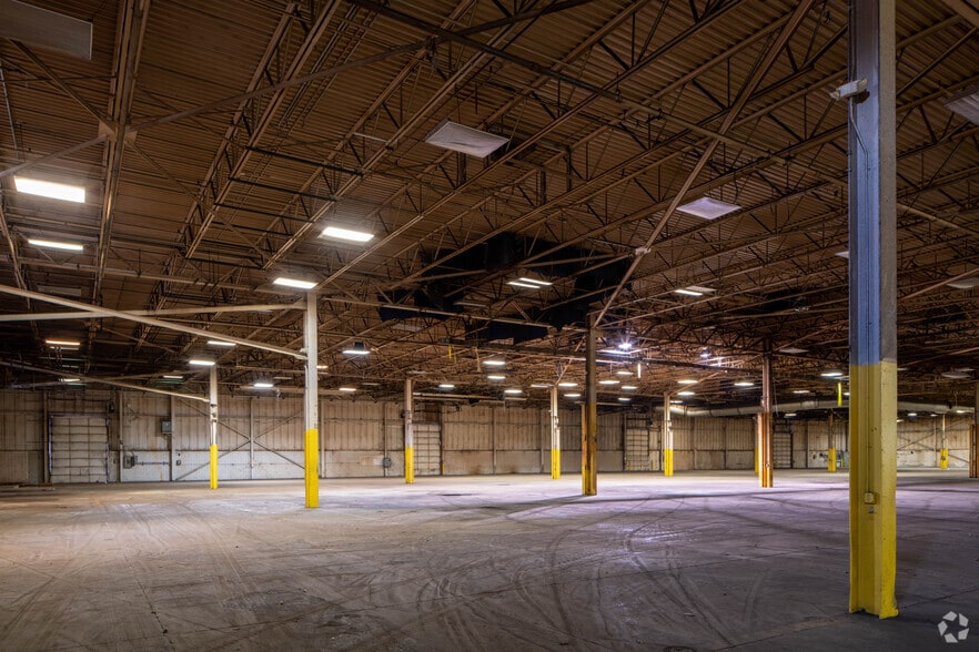 More Photos Of 42600 Merrill Rd, Sterling Heights Warehouse For Lease