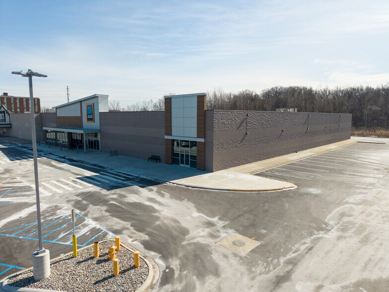 More Photos Of 23351 Eureka Rd, Taylor Freestanding For Lease