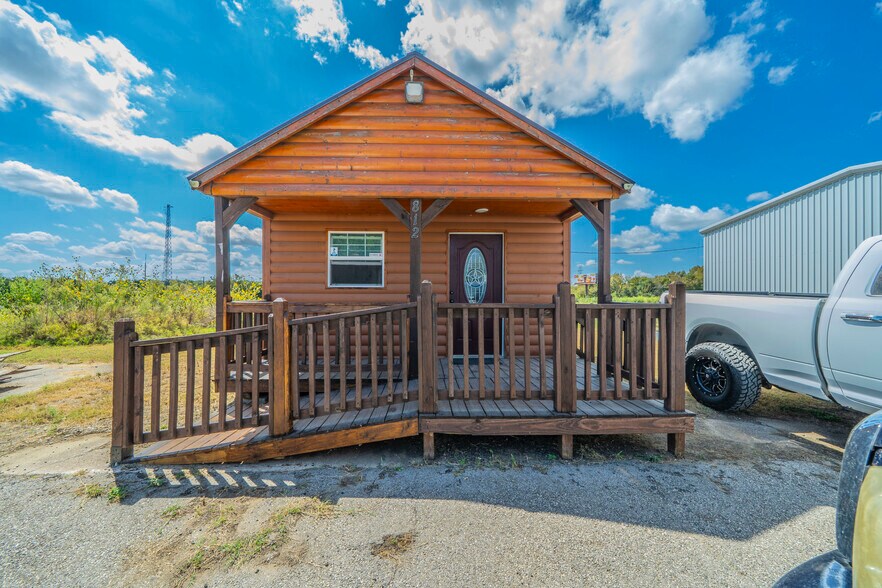 Primary Photo Of 812 S Parkway Dr, Alvarado Loft Creative Space For Lease