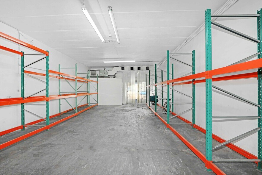 More Photos Of 2044 NW 22nd St, Miami Warehouse For Lease