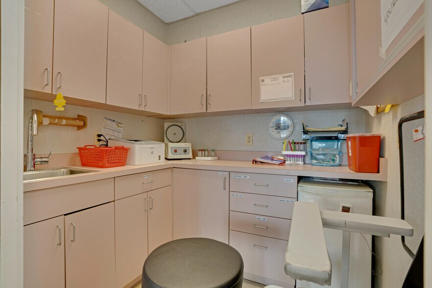 More Photos Of 1656 Oak Tree Rd, Edison Medical For Lease