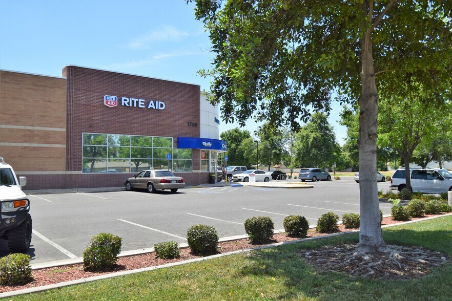 More Photos Of 1735 E Walnut Ave, Visalia Drugstore For Sale