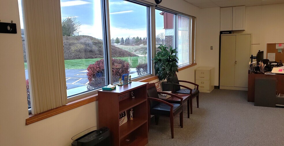 More Photos Of 4916-4920 Triangle St, McFarland Showroom For Lease