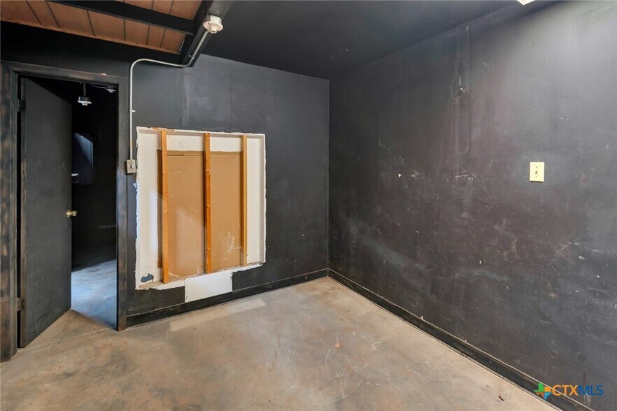 More Photos Of 119 E Main St, Cuero General Retail For Sale