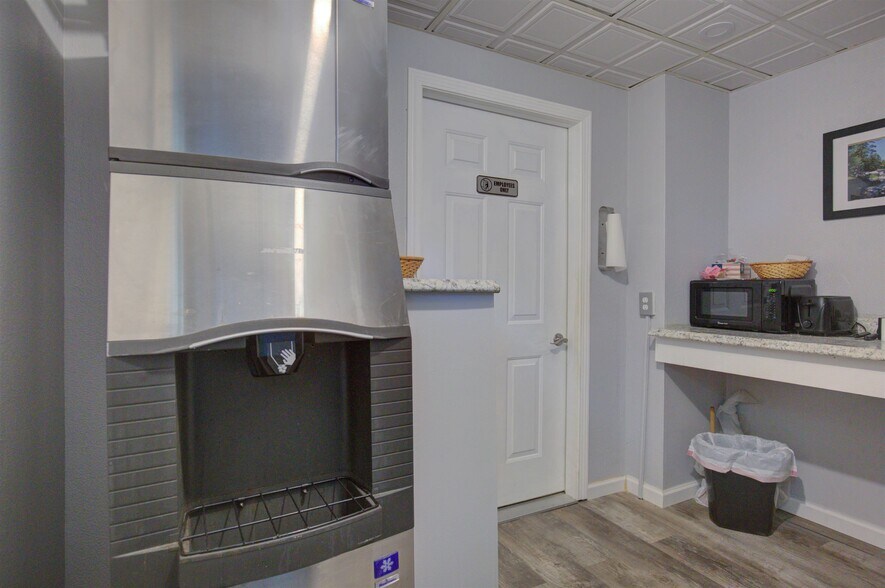 More Photos Of 17 Wilder St, Conway Hotel For Sale