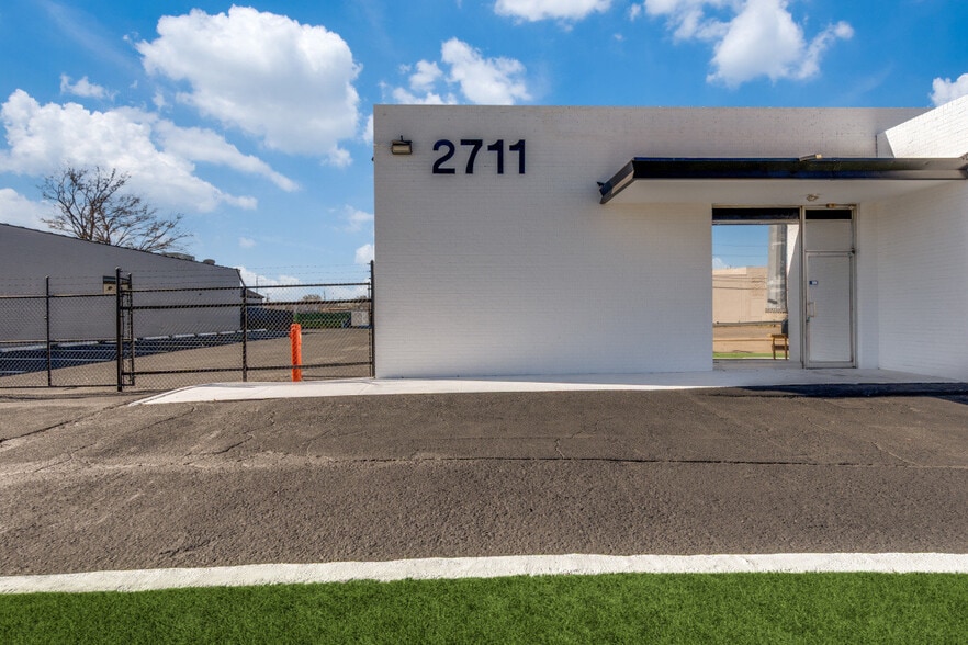 More Photos Of 2711 Irving Blvd, Dallas Light Distribution For Lease