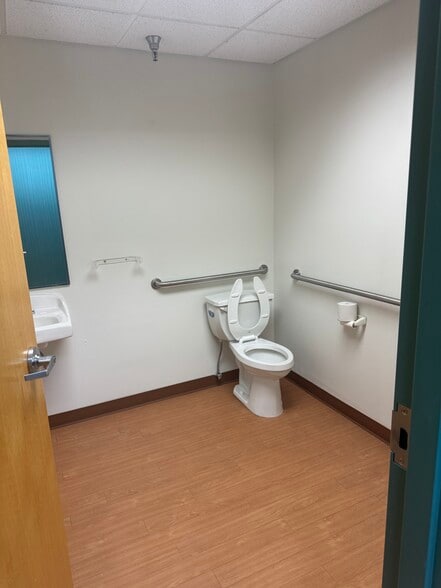 More Photos Of 4000 W Dimond Blvd, Anchorage General Retail For Lease