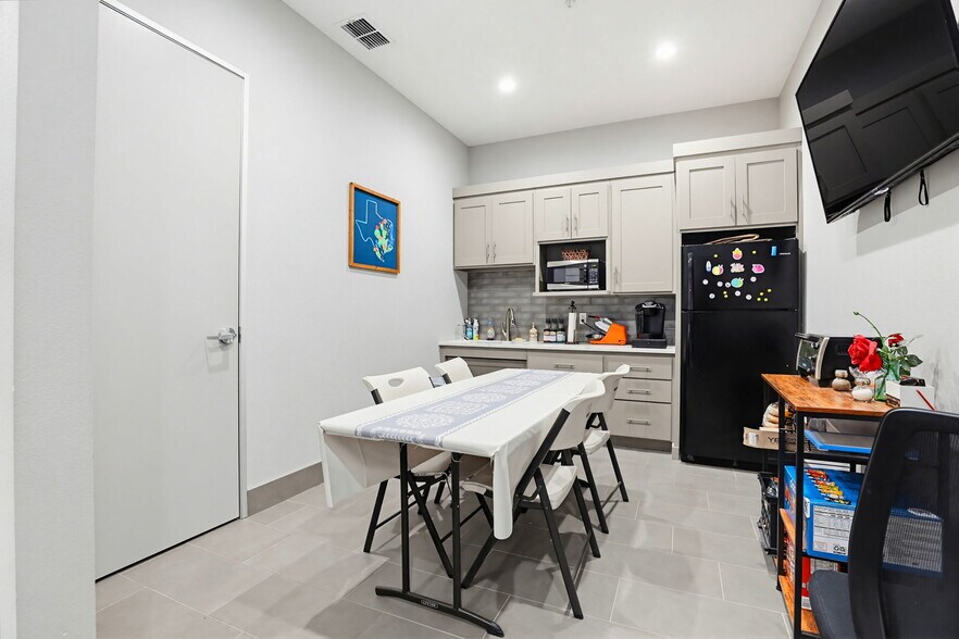 More Photos Of 11550 N North Loop Rd, San Antonio Warehouse For Sale
