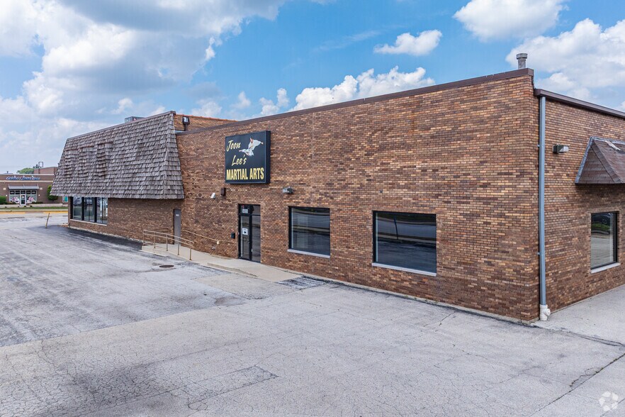 More Photos Of 14355 S La Grange Rd, Orland Park Flex For Lease