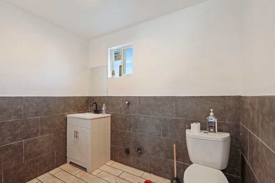 More Photos Of 104 E Lodi Ave, Lodi Storefront Retail Office For Sale