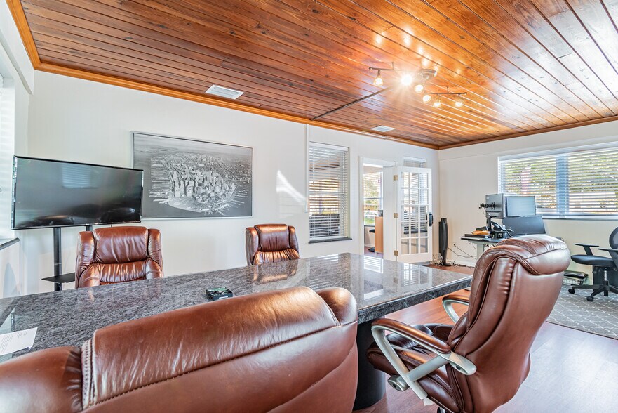 More Photos Of 110 Crenshaw Lake Rd, Lutz Office For Lease