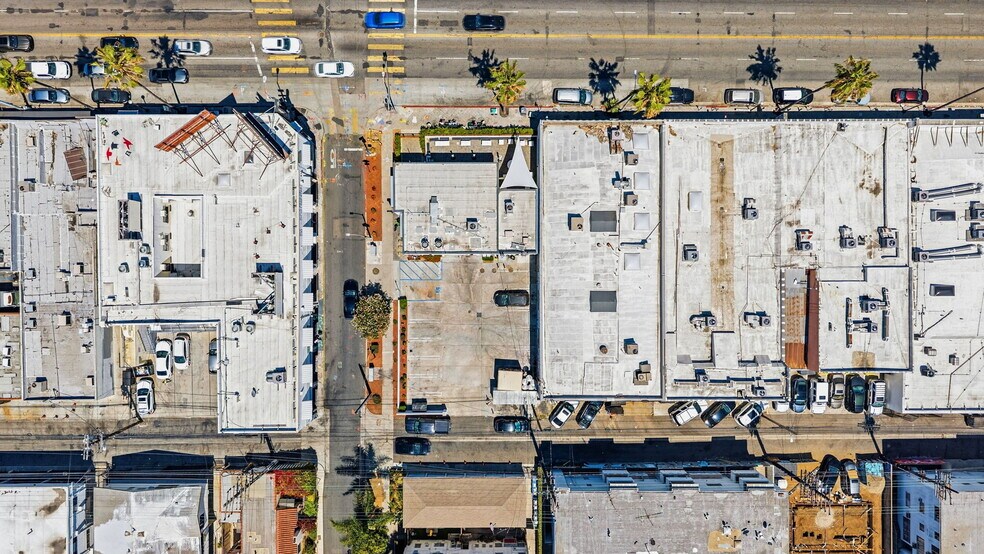 More Photos Of 465 N Fairfax Ave, Los Angeles Fast Food For Lease