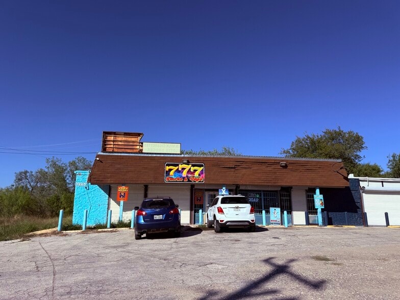 More Photos Of 1447 W Hutchins Pl, San Antonio Storefront For Sale