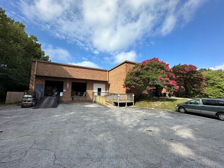 More Photos Of 3580-3588 Broad St, Chamblee Distribution For Sale