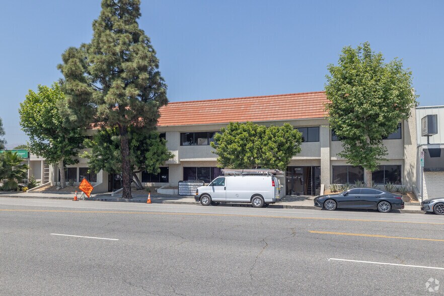 More Photos Of 17037 Chatsworth St, Granada Hills Office For Lease